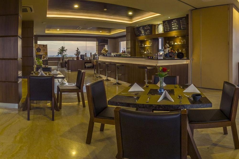 Demelia Hotel Макасар Екстериор снимка
